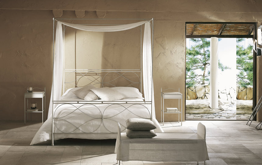 Raphael Bed